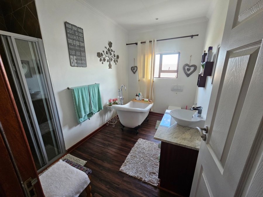 5 Bedroom Property for Sale in Woodland Hills Free State